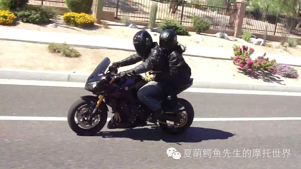 如何骑运动型摩托车(公路赛)带妹子