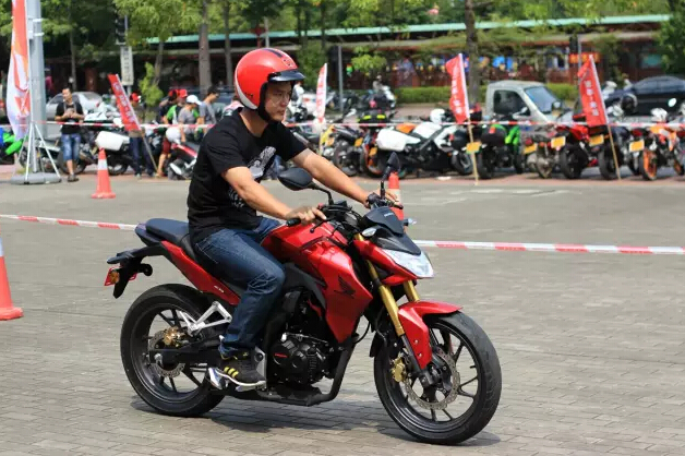 五羊-本田暴锋眼CB190R 300公里评测 - 中国摩托迷网 - 摩托车网站 - 中国第一摩托车论坛 - 摩旅进行到底!