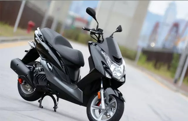 N-MAX 150魅影闪现 MAX家族又添新成员 - 中